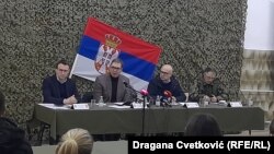 Na slici (s leva na desno): Direktor Kancelarije Vlade Srbije za Kosovo Petar Petković, predsednik Srbije Aleksandar Vučić, ministar odbrane Miloš Vučević i načelnik Generalštaba Milan Mojsilović na sastanku sa predstanicima Srba sa Kosova u kasarni u Raški, 28. decembar 2022.