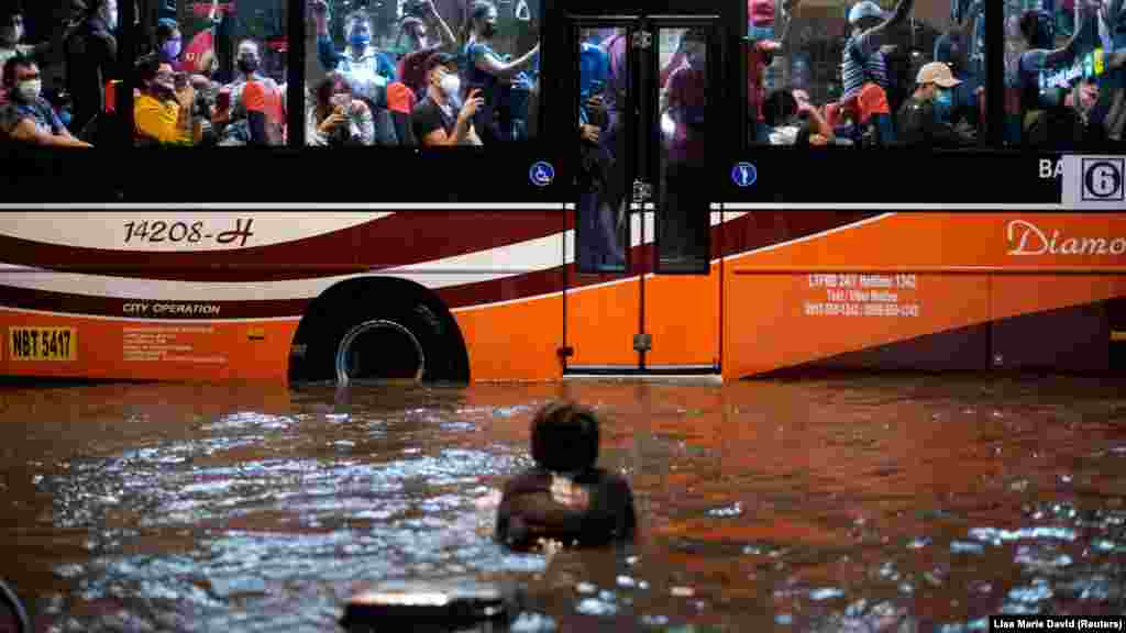 Heves esőzések miatti áradások a Fülöp-szigeteki Manilában 2022. augusztus 6-án