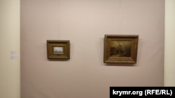 Маленькая картина слева называется «Фрегаты» и принадлежит перу мариниста Ивана Айвазовского