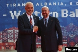 Kryeministri i Shqipërisë, Edi Rama (majtas) me presidentin e Këshillit Evropian, Charles Michel, para nisjes së samitit.