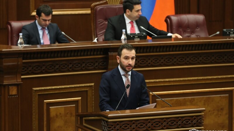 Ermənistanda konstitusiyanın dəyişdirilməsinə dair mübahisələr getdikcə qızışır
