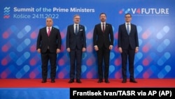 Orbán Viktor mellett Petr Fiala cseh, Eduard Heger szlovák és Mateusz Morawiecki lengyel miniszterelnökök Kassán 2022. november 24-én