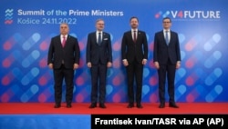 De la stânga la dreapta: Viktor Orban (Ungaria), Petr Fiala (Republica Cehă), Eduard Heger (Slovacia), Mateusz Morawiecki (Polonia), la summitul Grupului de la Vișegrad, din Slovacia, de la Kosice (24 noiembrie, foto Frantisek Ivan/TASR via AP)