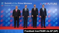 Orbán Viktor magyar, Petr Fiala cseh, Eduard Heger szlovák és Mateusz Morawiecki lengyel miniszterelnök pózol családi fotón a visegrádi csoport (V4) miniszterelnökeinek csúcstalálkozója után a szlovákiai Kassán 2022. november 24-én