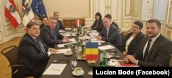 Ministrul Lucian Bode (al doilea, din stânga) a avut mai multe întâlniri cu omologul său Gerhard Kerner (în mijloc, dreapta), inclusiv luni, 5 decembrie și spune că partea austriacă a acceptat datele prezentate de către autoritățile române, din care reiese că România nu întreține fluxul migraționist. Imagine de la întâlnirea dintre cele două Ministere din luna noiembrie.