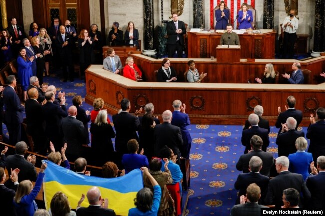 Il presidente ucraino Volodymyr Zelenskiy si rivolge a una riunione congiunta del Congresso degli Stati Uniti nella Camera della Camera del Campidoglio degli Stati Uniti a Washington, DC, il 21 dicembre 2022.