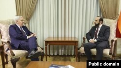 Министр иностранных дел Армении Арарат Мирзоян (справа) и председатель Совета ООН по правам человека Федерико Вильегас, Ереван, 12 декабря 2022 г.