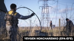 Енергетики ремонтують пошкоджену російським обстрілом лінію електропередачі, околиці Краматорська, грудень 2022 року