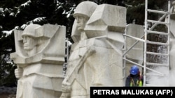 Під час демонтажу радянських скульптур на Антакальніському цвинтарі у столиці Литви. Вільнюс, 6 грудня 2022 року 