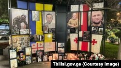 დროებითი კონსტრუქცია გმირთა მოედანზე დაღუპული მებრძოლების ფოტოებით 