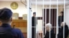 A Nobel-békedíjas Alesz Bjaljacki (balra) és munkatársa, Valjancsin Sztefanovics a vádlottak ketrecében a minszki bíróságon 2023. január 5-én