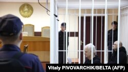 Алесь Бяляцкі і Валянцін Стэфановіч у судзе. Менск, 5 студзеня 2023