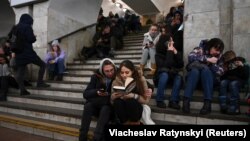 Жители Киева прячутся во время воздушной тревоги в метро. Иллюстративное фото.