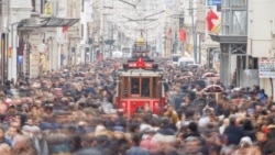 Diňle: Ýylyň jemleri: Türkmenistanly migrantlar üçin ABŞ-da aladalaryň dörän, Türkiýede 'özgerişlikleriň bolan' ýyly