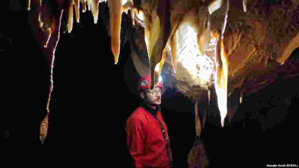 Speleolozi moraju na nekim mjestima biti veoma oprezni kako ne bi oštetili stalaktite, ali i stalagmite.