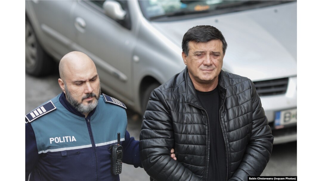 Niculae Bădălău, vicepreședintele Curții de Conturi, în timp ce este escortat înspre Curtea de Apel București.
