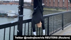 Lutka s likom turskog predsjednika Redžepa Tajipa Erdoana obješena je za noge na mostu u švedskom glavnom gradu Stockholmu