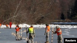 Saperi latvijske vojske postavljaju eksploziv kako bi raznijeli zbijeni led i spriječili poplave na rijeci Gauja u blizini Carnikave, Latvija 4. marta 2021.