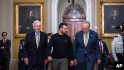 Președintele ucrainean Volodimir Zelenski (centru), primit la Capitoliu de liderul minorității din Senat Mitch McConnell (stânga) și de liderul majorității Chuck Schumer (dreapta). Zelenski urmează să susțină o pledoarie pentru aprobarea continuării finanțării Ucrainei invadate.