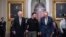 Mitch McConnell, Volodimir Zelenszkij és Chuck Schumer Washingtonban 2023. december 12-én