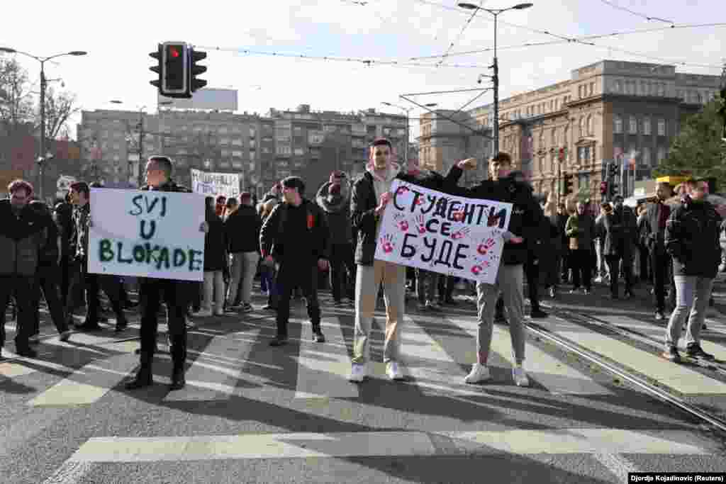 Studenti pojedinih fakulteta Beogradu, Novom Sadu, Nišu i Kragujevcu, Subotici blokiraju fakultete i pozivaju na procesuiranje odgovornih za pad nadstrešnice u Novom Sadu 1. novembra, kada je stradalo 15 ljudi, a dve osobe su teško ranjene.