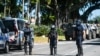 Poliția echipamentă anti-revolta, în fața unei secții de poliție din Noumea, teritoriul Franței din Pacificul Noua Caledonie, pe 18 mai 2024.