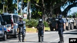 Poliția echipamentă anti-revolta, în fața unei secții de poliție din Noumea, teritoriul Franței din Pacificul Noua Caledonie, pe 18 mai 2024.