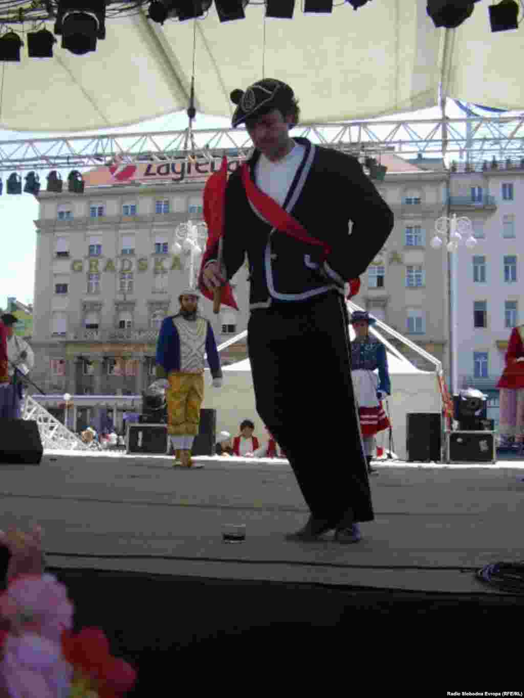 Baski - Bitno je s obje noge skočiti na čašu vina, a ne prevrnuti je