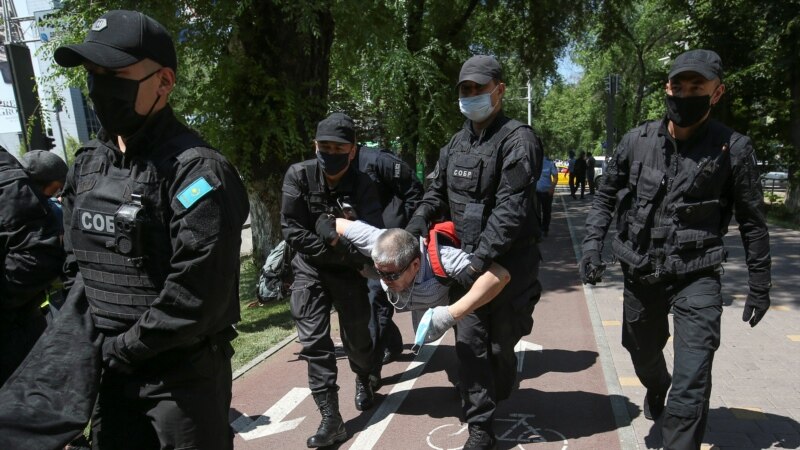 Десетици приведени на опозициските собири во Казахстан
