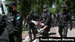 Полицајци апсат опозициски активист на протестите во Алмати