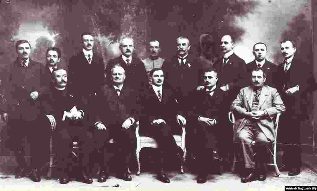 Cei 12 membri ai Consiliul Dirigent Transilvania, în frunte cu Iuliu Maniu, a doua zi după Proclamația de Unire a Transilvaniei cu România. Consiliul a condus regiunea vreme de doi ani, până la deplina integrare administrativă. În afară de cei câțiva care au murit de bătrânețe în perioada interbelică, toți membrii Consiliului Dirigent al Transilvaniei au pierit în închisorile comuniste. Între aceștia, avocatul Aurel Vlad, primul deputat care a apărat drepturile românilor în Parlamentul de la Budapesta (1905) și Alexandru Vaida Voievod, cel care a citit tot în Parlamentul de la Budapesta - Declarația de Independență a Transilvaniei față de Ungaria (13 noiembrie 1918). 