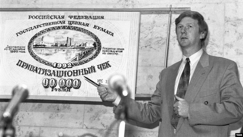 На пресс-конференции председателя Госкомимущества России Анатолия Чубайса на тему "Народная приватизация: акции, чеки", 21 августа 1992 года