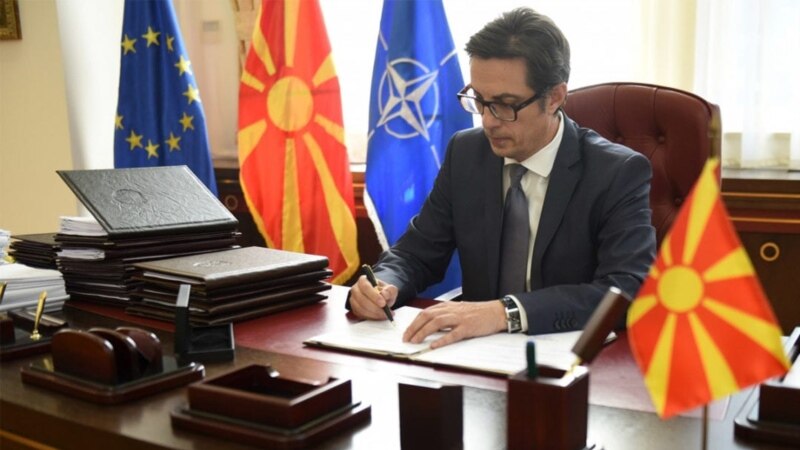 Пендаровски ги потпиша законите од петтиот пакет мерки 