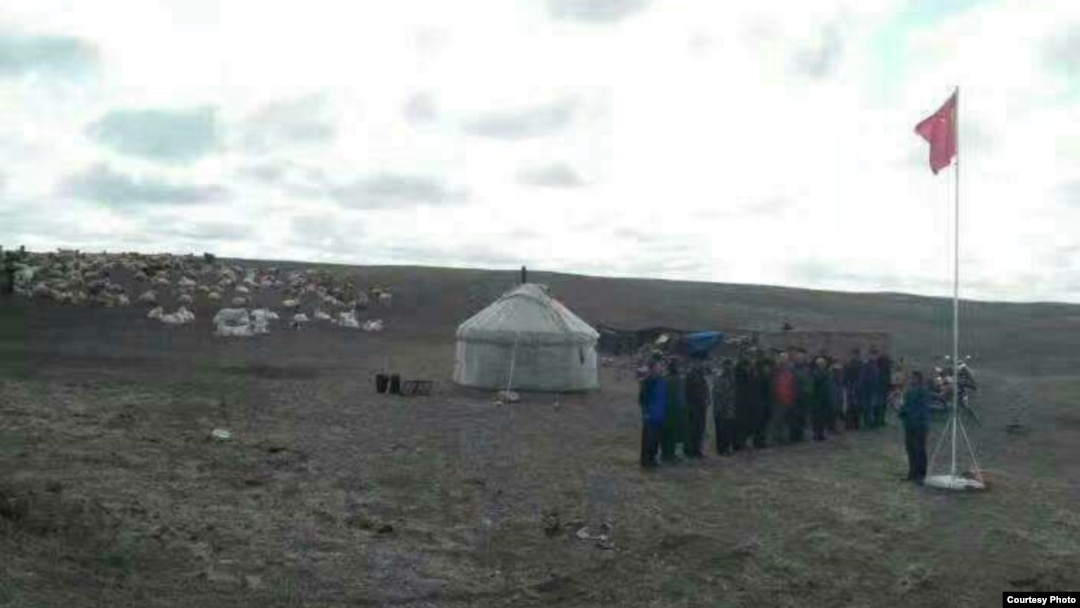 На акции воздаяния почестей китайскому государственному флагу в округе Алтай.