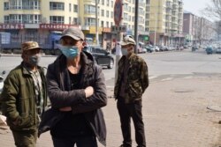 Гастарбайтеры в пограничном с Россией китайском городе Суйфыньхэ 14 апреля 2020 года