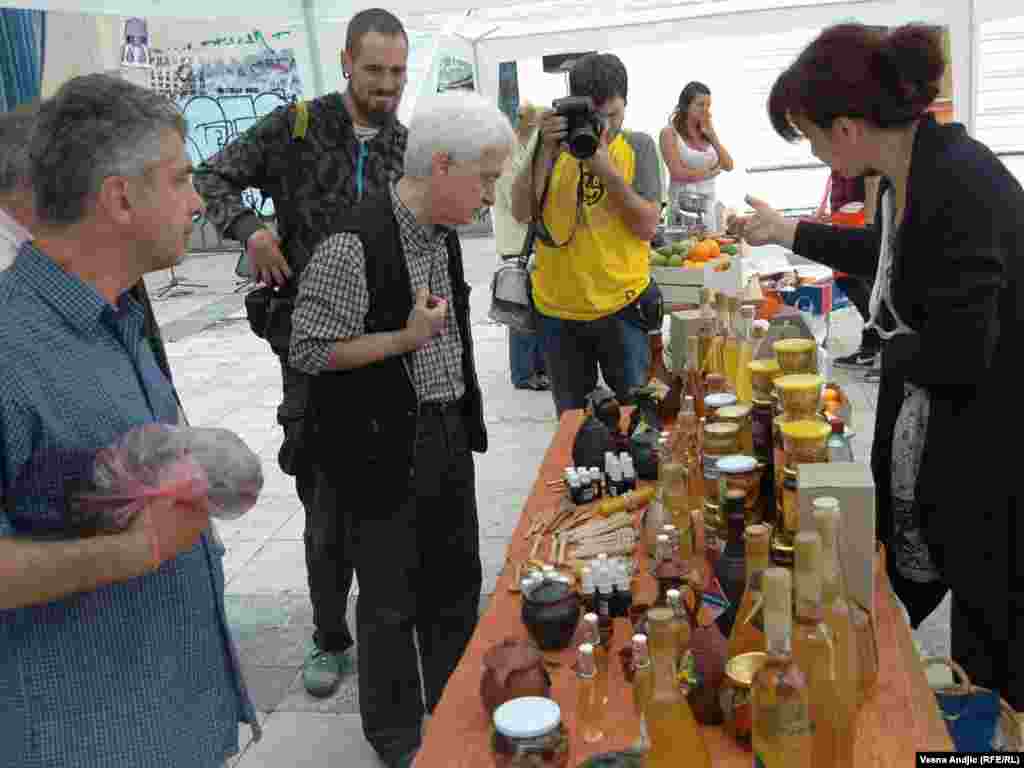 Na platou ispred filozofskog fakulteta udruženje "Umetnost življenja" organizovalo je obeležavanje Međunarodnog dana mira, Beograd, 21.09.2011. Foto: Vesna Anđić / RSE