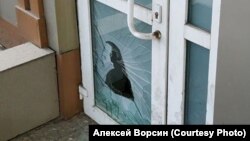 Разбитая дверь в штабе Навального в Хабаровске