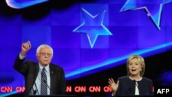 Hillary Clinton dhe Bernie Sanders