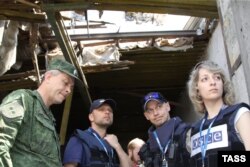 Observatori OSCE inspectează un depozit de grâne distrus de bombardamente în Dokușaievsk, 17 mai, 2016