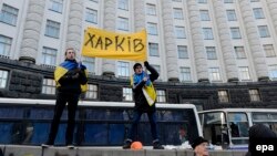 На акции протеста у правительственного здания в Киеве. 2 декабря 2013 года.