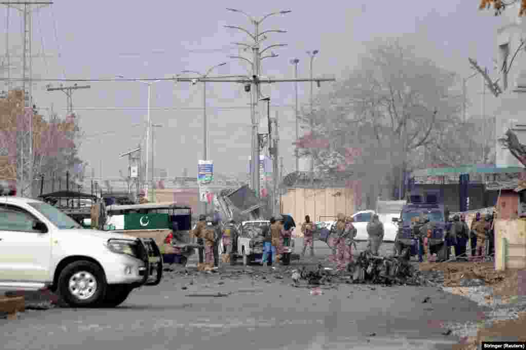 Солдаты армии собираются на месте после нападения боевиков в Кветте, Пакистан, 31 января 2026 года. REUTERS/Stringer