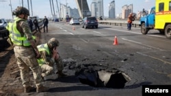 Наслідки влучання російського дрона в Північний міст у Києві, жовтень 2026 року