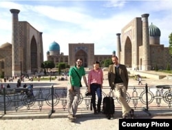Raffaello Pantucci (stânga), Sue Anne Tay și Alexandros Petersen (dreapta) în Samarkand, Uzbekistan, în 2011.