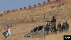 Očekuje se da će broj žrtava rasti kako se nastavlja vatra između militanata i snaga bezbjednosti. (Foto: Vojnici pakistanske vojske na graničnom terminalu u Ghulam Khanu, gradu u Sjevernom Vaziristanu, na granici između Pakistana i Afganistana, 27. januara 2019.