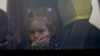 Ребенок из украинской семьи в автобусе, предназначенном для эвакуации