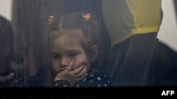 Ребенок из украинской семьи в автобусе, предназначенном для эвакуации