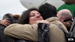 Част от моряците от "Царевна" бяха посрещнати от семействата си на пистата на летище Варна