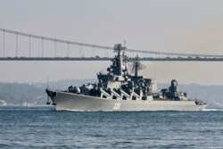 Crucișătorul cu rachete ghidate Moskva în Strâmtoarea Bosfor, în drum spre Marea Mediterană, 18 iunie 2021.