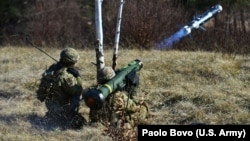 Američki vojnik ispaljuje raketu Javelin na vojnoj vežbi u Sloveniji, 9. mart 2016.