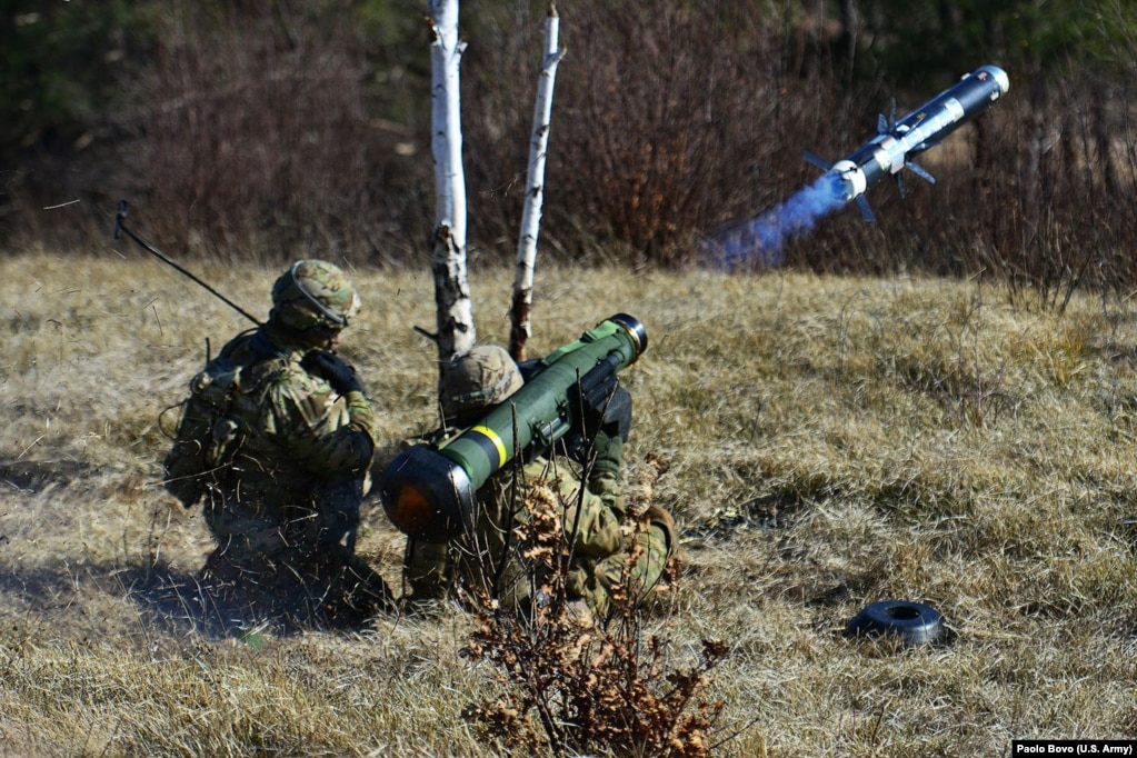 Pesëqind raketa Javelin dhe "mijëra sisteme tjera kundërblindë" Raketat Javelin, të prodhuara në SHBA, tashmë janë përdorur gjerësisht kundër autoblindave ruse, në luftën në Ukrainë. Arma mundëson sulme "qëllo dhe harro" nga një largësi prej 2.6 kilometrash. Në këto sulme, raketa udhëton drejt objektivit të caktuar, që do të thotë se luftëtarët mund ta lëshojnë atë dhe menjëherë të strehohen. Një hedhës dhe raketë kushton 178,000 dollarë, sipas buxhetit të vitit 2021 të Pentagonit.